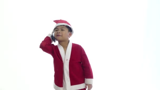 Ασίας Αγόρι Μικρό Κελί Στο Τηλέφωνο Και Λευκό Φόντο — Αρχείο Βίντεο