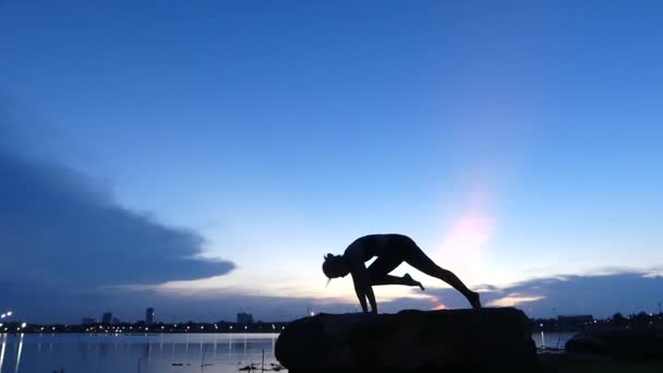 Asiática Linda Chica Jugando Silueta Yoga Lago Fondo — Vídeos de Stock