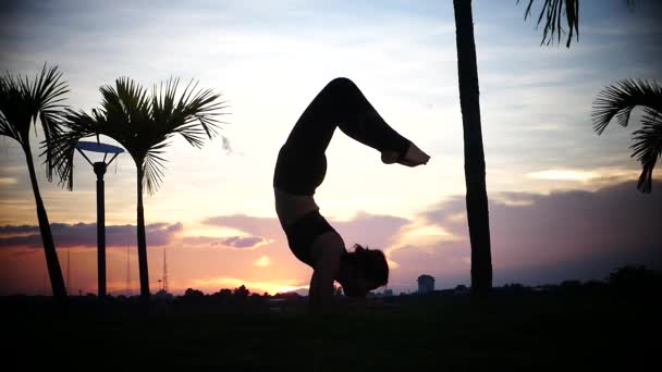 Mooi Meisje Spelen Yoga Silhouet — Stockvideo