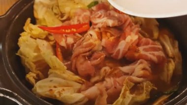 Domuz eti Çorba kazanı dökün.