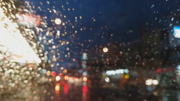 Regen Auf Der Autoscheibe Auf Verschwommenem Hintergrund — Stockvideo