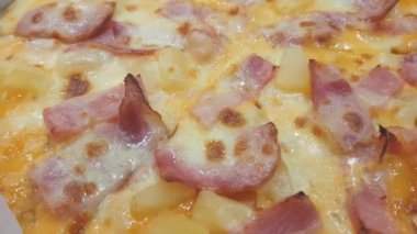 Kağıt tepsisinde pizza döner.