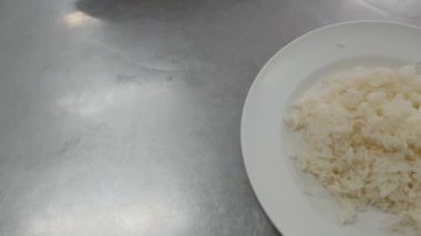 Masaya bir tabak içinde sıcak pirinç