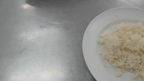 桌上盘子里的热米 — 图库视频影像