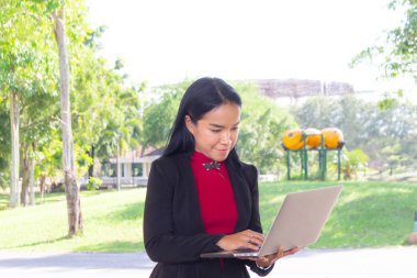 Yeşil bahçe dizüstü bilgisayar holding iş kadını 