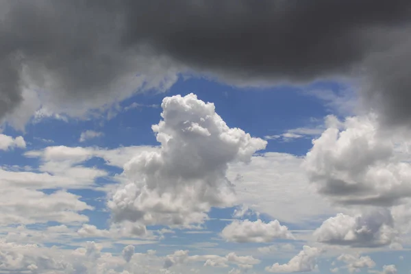 Blauer Himmel mit weißen Wolken. — Stockfoto