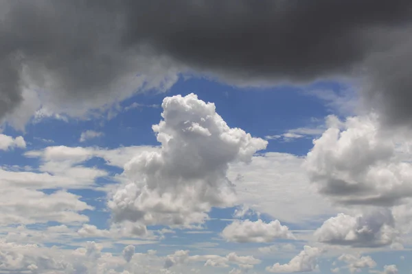 Céu azul com nuvens brancas. — Fotografia de Stock