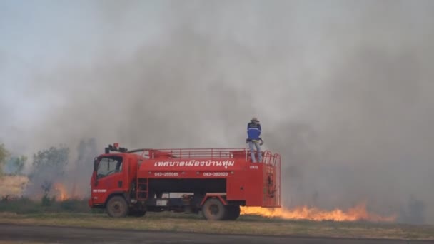 Хонкаен Таиланд Марта 2019 Люди Помогают Тушить Лесной Пожар Городе — стоковое видео