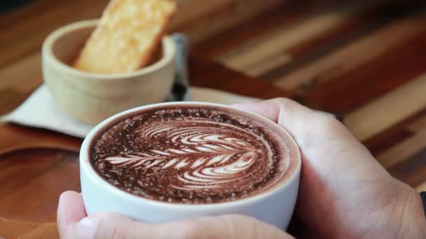Ruka Přidržená Kávový Hrnek Latte Art Leaf — Stock video