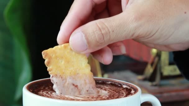 Brot Heißen Kaffee Getaucht — Stockvideo