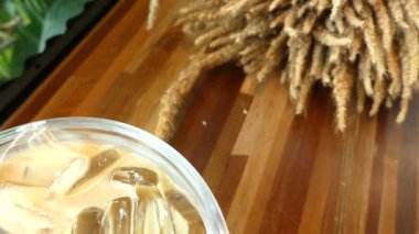 Masanın camında Buz Kahve