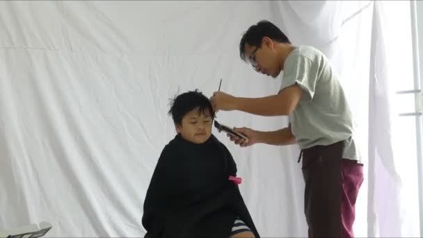 Timelapse Video Los Peluqueros Están Cortando Cabello Para Los Niños — Vídeo de stock