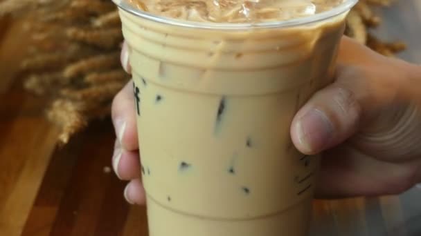 塑料玻璃手柄 内有咖啡和冰 可摇动 — 图库视频影像