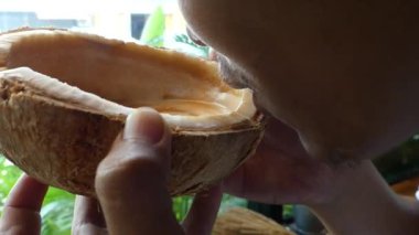 Erkekler hindistan cevizi kabuklarından kahve içiyor..