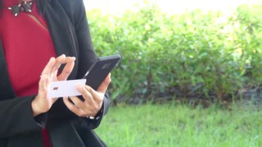 Kadın işadamları kredi kartı ve basın cep telefonları tutun.