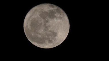 Dolunay parlak ışıklı. Gece ay karanlık gökyüzünde hareket.