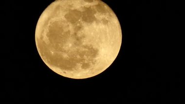 Dolunay parlak ışıklı. Gece ay karanlık gökyüzünde hareket.