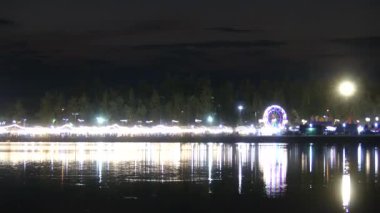 Gece pazarı ile nehir boyunca gece salıncak,