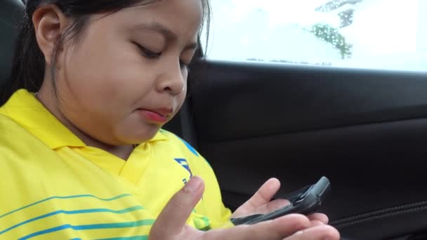 Niño Jugando Una Tableta Coche Ver Joven Dama Retrato Usando — Vídeo de stock