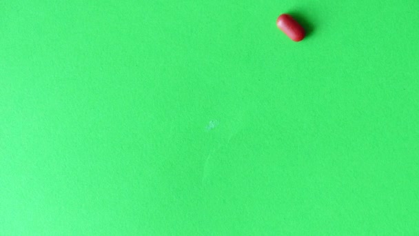 Pillen Capsules Vallen Een Chroma Key Greenscreen Achtergrond — Stockvideo