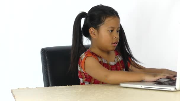 Pouco Bonito Meninas Estão Digitando Computador Mesa Com Fundo Branco — Vídeo de Stock