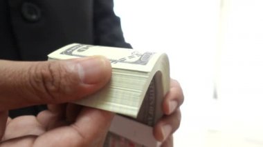 İşadamları ellerindeki doları sayıyor.