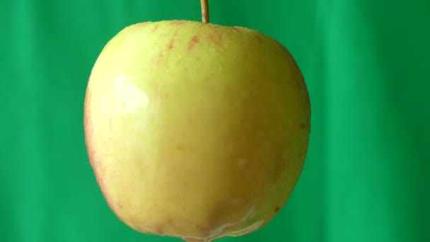 Apfel Rotiert Auf Grünem Hintergrund — Stockvideo