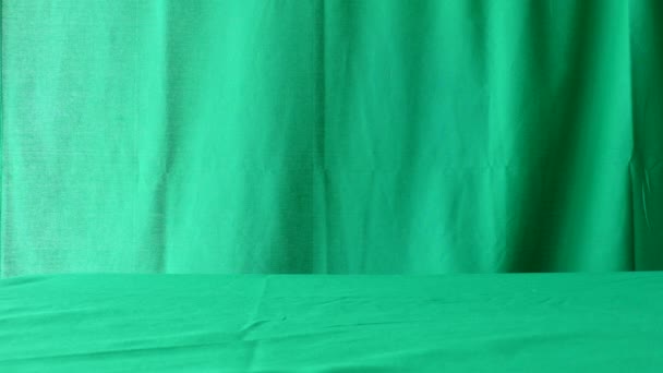画面上の緑色の背景にペットボトル — ストック動画