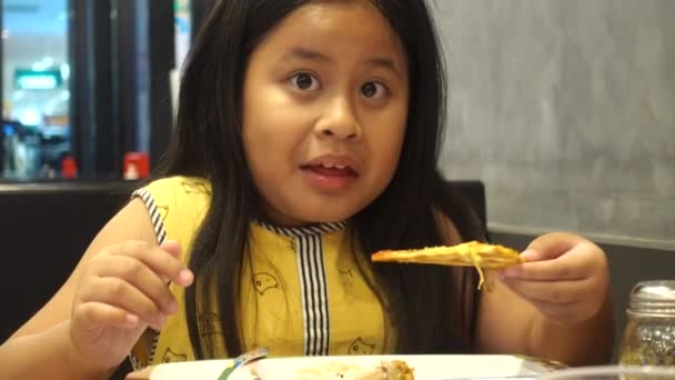 Meninas Asiáticas Estão Comendo Pizza Restaurante — Vídeo de Stock