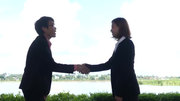 Asian Businessman Beautiful Business Woman Standing Talking Together Shaking Hands — Stock Video