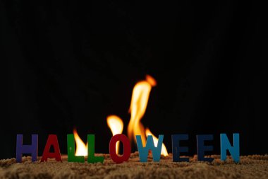 yangın ve siyah arka plan üzerinde kum alfabeSi Halloween,