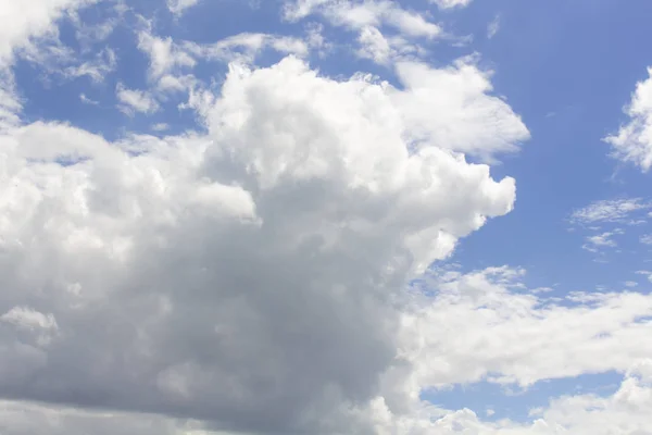 Άσπρα σύννεφα στο φόντο του γαλάζιου ουρανού, — Φωτογραφία Αρχείου