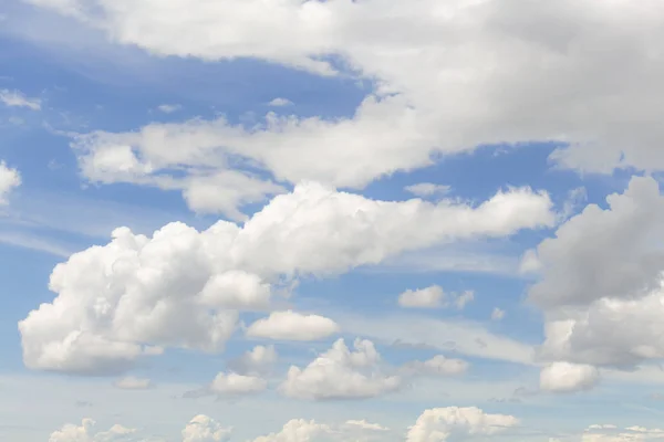 Weiße Kumuluswolken am blauen Himmel bei Tag. Natürlicher Hintergrund — Stockfoto