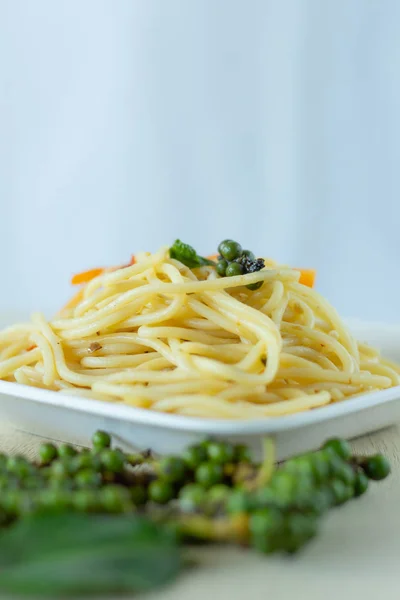 Spaghetti linie w białym naczyniu na stole, — Zdjęcie stockowe