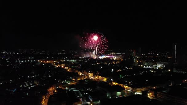 视频顶部视图 烟花庆祝城市的夜晚时间 — 图库视频影像