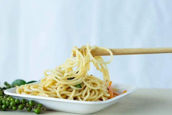 Linie spaghetti na pałeczkach z białym tłem, — Zdjęcie stockowe