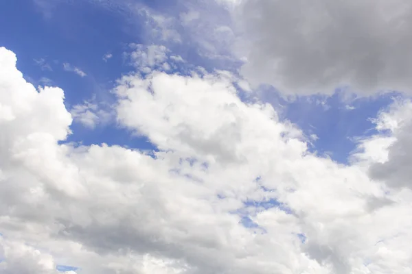 Weiße Kumuluswolken am blauen Himmel bei Tag. Natürlicher Hintergrund — Stockfoto