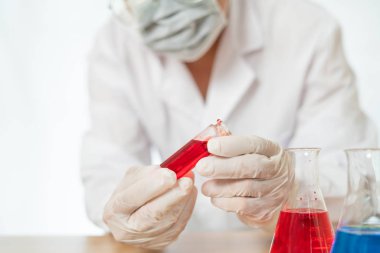 Cam şişedeki kan beyaz izole edilmiş bir laboratuvar şişesinde. 