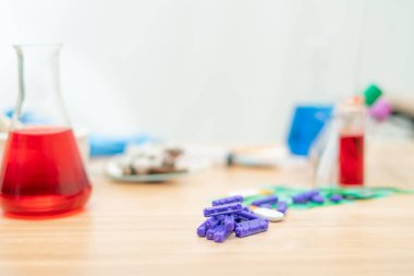 Laboratuvardaki ahşap bir masada kan şekeri ölçer iğnesi.