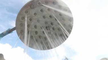 Güzel mavi gökyüzü arka planında temiz suyla açık deniz duşu videosunu kapat.,