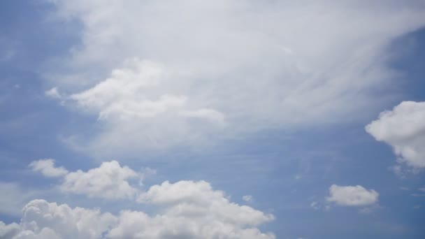 Puffy Fluffiga Vita Moln Blå Himmel Tid Förflutit Flytta Moln — Stockvideo