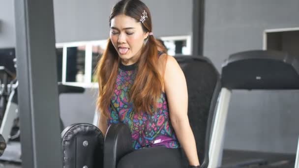 Sexy Deportista Buscando Cámara Gimnasio Fitness Chica Asiática Practicando Ejercicios — Vídeo de stock