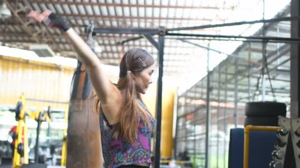 Sexig Idrottskvinna Tittar Kamera Gym Asiatisk Flicka Övar Övningar Med — Stockvideo