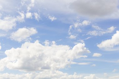 Gündüz mavi gökyüzünde beyaz kümülüs bulutları. Doğal arka plan 