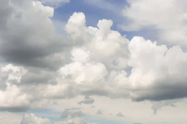 O vasto céu azul e nuvens céu — Fotografia de Stock