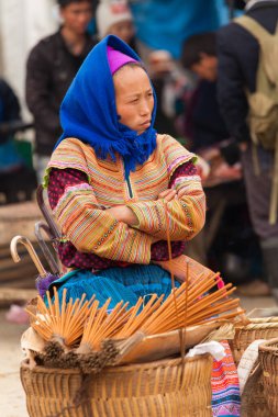 Bac Ha Market Vietnam 12 / 22 / 2013 Tütsü Satıcısı Çiçek Hmong halkından çok renkli giysiler ve geleneksel ürünler satışa sunuluyor..