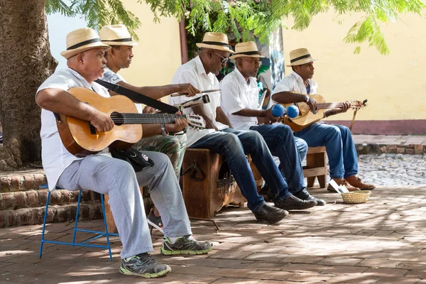 2018年12月18日街头表演者 古巴传统音乐家 图库照片
