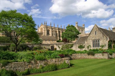 Oxford Katedrali, Oxford, St Aldates 'deki Memorial Gardens' tan görülmüş.