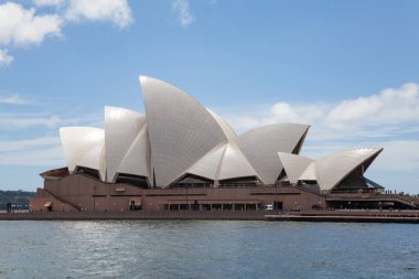 Sydney Opera Binası Sydney Avustralya 29.11.2013 Su, bina ve mavi gökyüzü