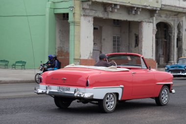 Bu araçlar Küba kültürünün bir parçasıdır ve büyük şehirlerde turistler için en iyi taksi olarak kullanılmaktadır. 100 pc 'de hafif hareket bulanıklığı